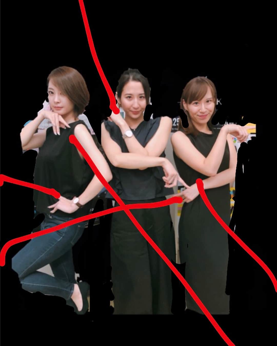 のインスタグラム：「今日の服がみんな黒被りで、エフエム秋田でPerfumeのジャケットごっこ。 加工のクオリティの低さよ😧  おだなな(かしゆか) まっか(のっち) は〜ちゃん(あ〜ちゃん) 😏」