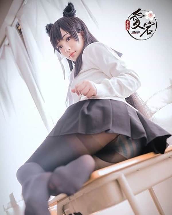 のインスタグラム：「FF32新刊【碧藍航線 高雄x愛宕&寧海】寫真預購開始!～7/25 露天預購 https://goo.gl/AxiMb3 表單預購 https://goo.gl/ZMtdqA 『阿啦，好可愛的指揮官呢～我是愛宕 以後就讓姐姐來好好照顧你吧』  FF新刊終於來拉ξ( ✿＞◡❛)ξ( ✿＞◡❛) 這次是碧藍航線的寫真*/////////////*分別是姊妹組跟蘿莉(?)XD 希望大家喜歡!!!!因為夏天到了就推出了毛巾XD 這次一樣有拍立得可以購買喔~~~~ 另外雖然兩天都有攤位，但千尋這次只會出現在第一天!  第二天會在香港的活動，香港也會攜帶新刊過去 第一次去香港擺攤XDD 還請香港的朋友多多關照!!! #碧藍航線 #愛宕 #azurlane #azurlanecosplay #atago #atagocosplay」