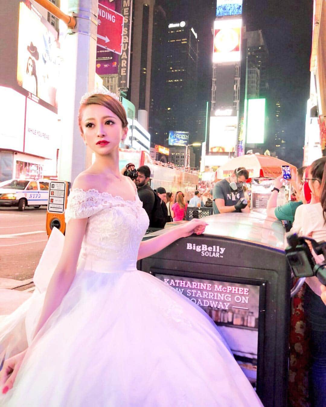 愛沢えみりさんのインスタグラム写真 - (愛沢えみりInstagram)「. NY...🇺🇸✨🚕🌉💍👰 . キラっっキラな街...💎🎠✨ . . #ニューヨーク#タイムズスクエア#エミリアウィズ#ドレス #timesquare#ny#dress#Emiriawiz#weddingdress」7月11日 0時27分 - emiri_aizawa