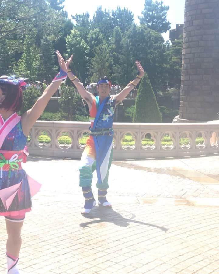 のインスタグラム：「面白いお兄さんも載せておきます🎉 ＊ ＊ #燦水サマービート #ディズニーダンサー #ディズニー写真部 #ディズニーカメラ隊 #tokyodisneyland」