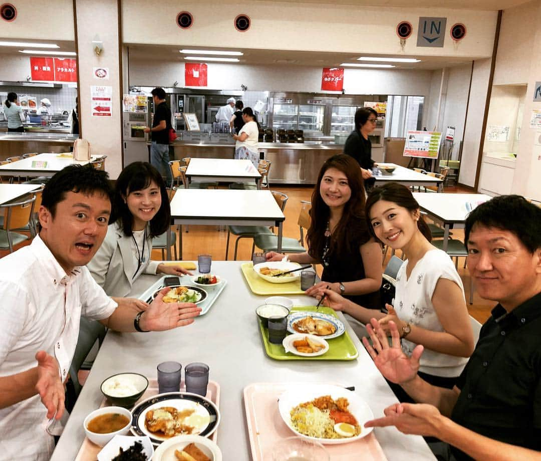 読売テレビアナウンス部さんのインスタグラム写真 - (読売テレビアナウンス部Instagram)「尾山アナ、中村アナと京都光華小学校で、読み聞かせ授業をやってきました。  帰りに、併設している光華女子大の学食で皆んなでランチ！  女子大の中でういてしまう、尾山アナと本野でした(^◇^;) #読み聞かせ  #うわばきクック  #読売テレビ  #尾山憲一 アナ #本野大輔 アナ #中村秀香 アナ #光華女子大学  #光華小学校」7月11日 13時23分 - ytvana_official