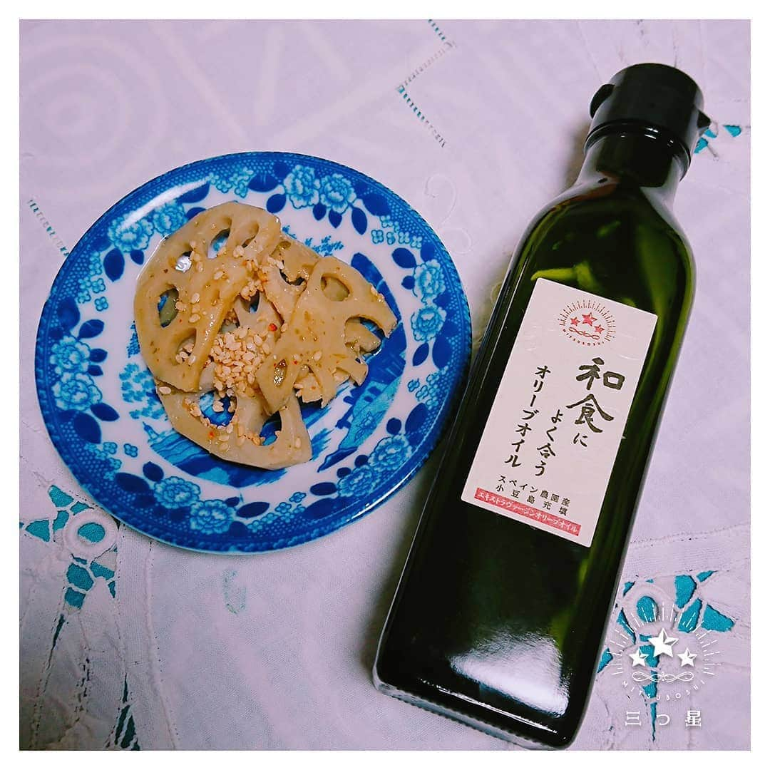 食品ネットショップ～三つ星～さんのインスタグラム写真 - (食品ネットショップ～三つ星～Instagram)「＊ピリ辛レンコンと、和食によく合うオリーブオイル＊ This olive oil that goes well with japanese food;-) * ＊三つ星食べレポ＊ 薄く切ったレンコンをさっと湯がいて、和食によく合うオリーブオイルと醤油で絡めるように炒めゴマと一味をまぶしたら完成です！ おつまみにも最適です！ * ＊三つ星の豆知識＊ オリーブオイルは加熱しても酸化しにくく、加熱に向いた食用油です * #だけで美味しくなるシリーズ today>焼く #レンコン #きんぴら #シャキシャキ #ピリ辛 #大人の味 #辛党 #晩ごはん #ランチ #おうちごはん #おつまみ #宅飲み #パーティーメニュー にも◎ #ビール #beer  がすすみます♪ #オリーブオイル #oliveoil #和食によく合うオリーブオイル #和食 #washoku #japanesefood #和食とオリーブオイル #WASHOKUandOliveOil #instafood #三つ星ネットショップ」7月11日 12時00分 - mitsuboshi_shop