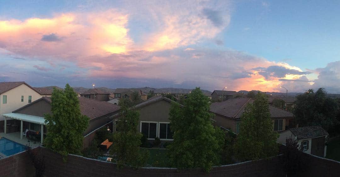 アリー・ヘイズのインスタグラム：「Such a pretty sunset sky tonight.」