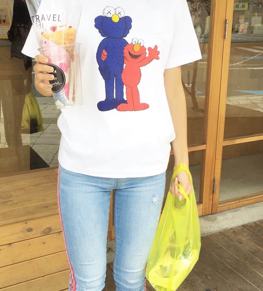 岡本麻佑のインスタグラム：「. クレープテイクアウトして今から学校行ってきます😋こないだ買ったTシャツ可愛過ぎ💙❤️これ1500円はコスパ良過ぎちゃう🤤💓#crepes#yummy#code#fashion #style#tshirt#uniqlo#kaws#kawsuniqlo#sesami#cute#favo#l4l」