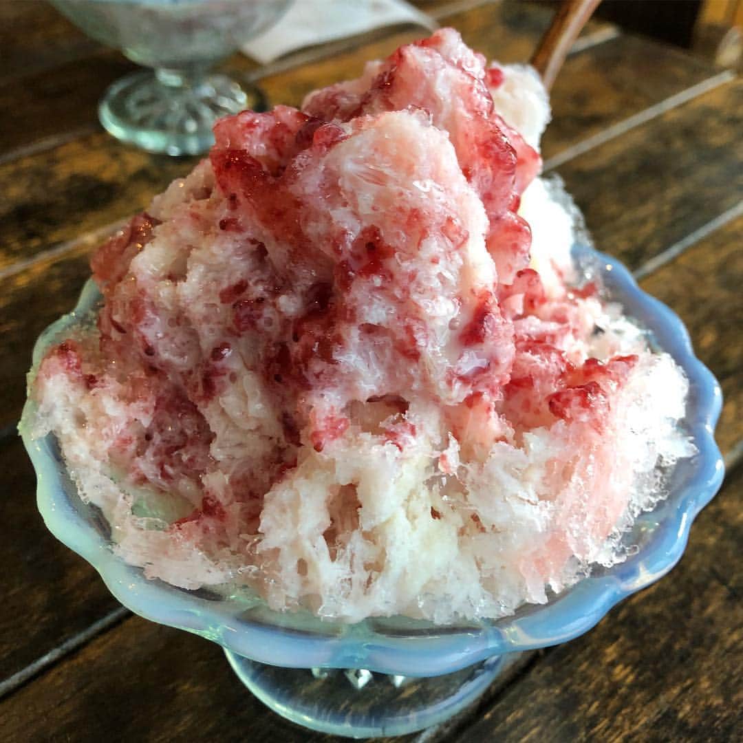 押田瑞穂のインスタグラム：「やっぱりいちごみるくが好き🍧 #かき氷#いちごみるく#氷石ばし#三軒茶屋#夏#japan#tokyo#kakigori#shaveice#strawberrymilk」