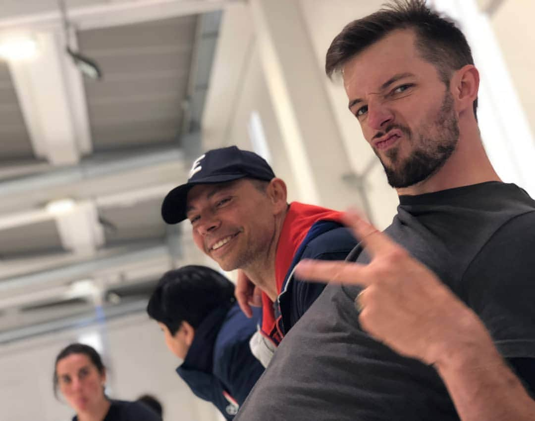 オンドレイ・ホタレックのインスタグラム：「When someone takes a photo of you just chilling during practice... Play it cool Tutto il team bello rilassato! Grazie per aver catturato questo momento Carlo Photo.credit.Carlo.Iveglia. @valemarchei14 @corradogiordani Vi adoro! #chillax #playitcool #greatshot #practicepracticepractice  #cool #random #heads  #icelab #bergamo #pattinaggioartistico」