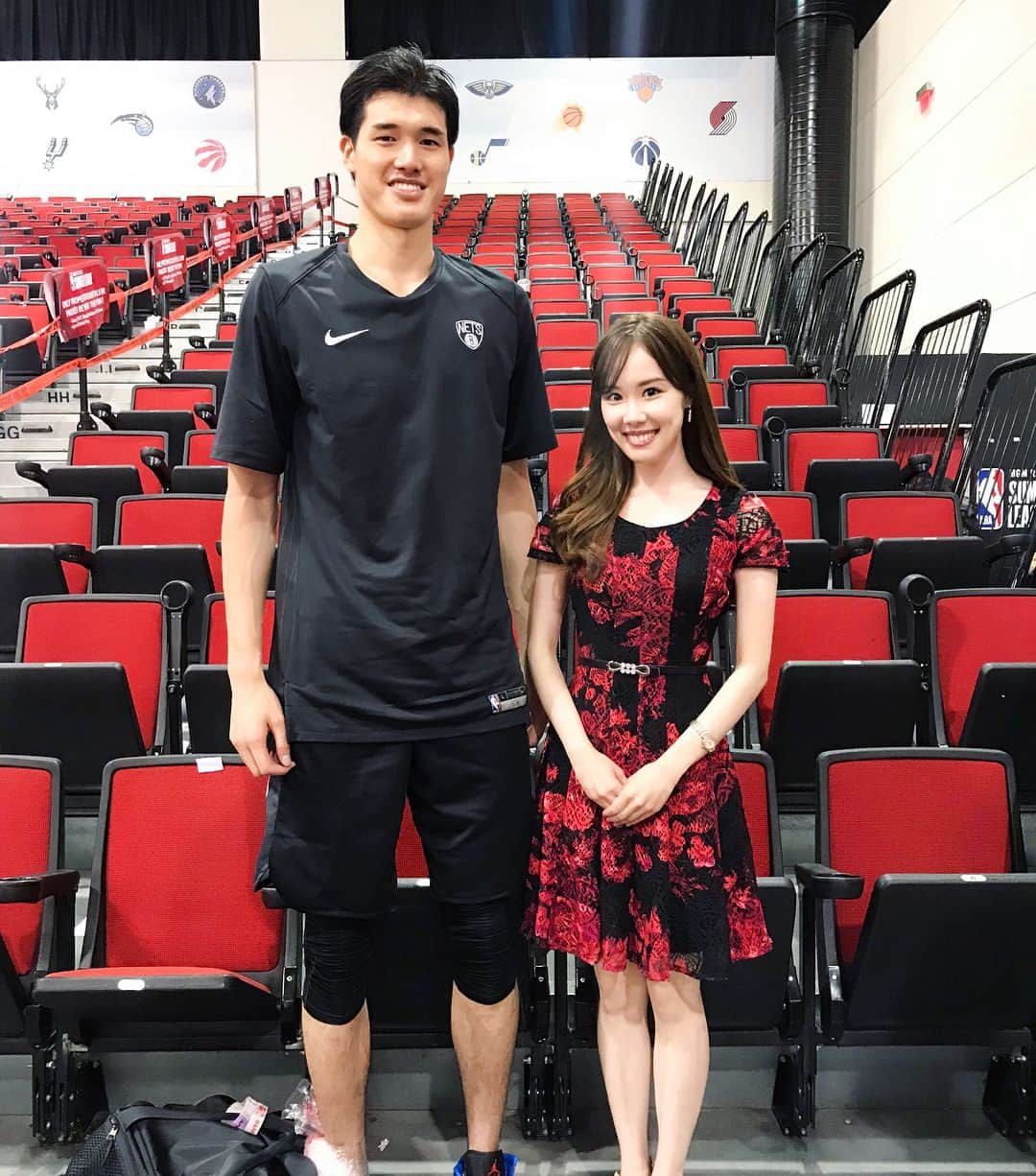 メロディー・モリタさんのインスタグラム写真 - (メロディー・モリタInstagram)「With the one and only Japanese player, Yuta Watanabe at NBA Summer League!!✨ Yuta is versatile on both ends of the ball being an elite shot blocker at 6’9” who is also skilled at shooting from the 3PT range.👌 His speed, length, and ability to play multiple positions on the floor makes him a phenomonal all-round player! I had the opportunity to interview him during his valuable time after the game where he shared about his personal journey and NBA experience thus far. Yuta is highly praised for his hard work ethic and mentality as well, and I could tell exactly why through his thoughtful words and down-to-earth personality. :) Keep your eyes pealed for more, and please continue to show Yuta Watanabe your support!!🙌 ラスベガスで行われている、NBAサマーリーグ！その中で、唯一の日本人としてブルックリン・ネッツでプレーしている渡邊雄太選手に単独インタビューをさせて頂きました!!🏀 身長206cmを活かした高いディフェンス力はもちろん、3ポイントシュートも得意とし、スピードも武器と言う、いくつものポジションをこなせる素晴らしいオールラウンドプレーヤーです✨ 試合後の貴重なお時間を頂き、NBAサマーリーグでの戦いについて、そしてプライベートのお話まで伺いました。渡邊選手の丁寧な受け答えに、努力家で真面目と言われているお人柄が良く分かるインタビューとなりました。今後も渡邊選手への応援をどうぞ宜しくお願い致します！😊 #NBA #NBAsummerleague #MelodeeMoritaInterviews #yutawatanabe #rakutentv #rakuten #rakutennba32 #melodeeinvegas #渡邊雄太 #サマーリーグ #楽天 #楽天TV #ラスベガス」7月11日 5時10分 - melodeemorita