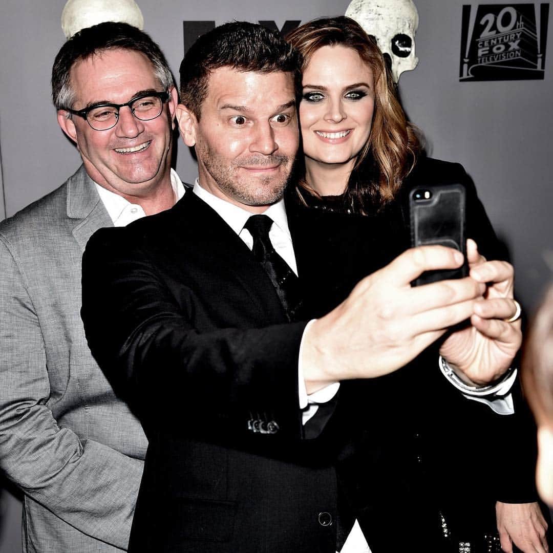 デヴィッド・ボレアナズのインスタグラム：「best showrunner + main leads friendship」