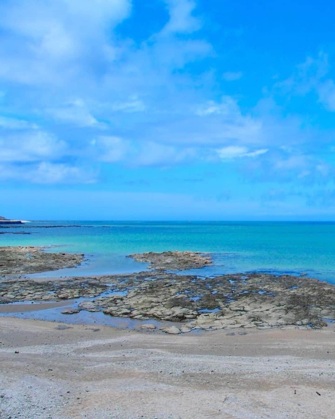 朝日放送「朝だ！生です旅サラダ」さんのインスタグラム写真 - (朝日放送「朝だ！生です旅サラダ」Instagram)「@e_n_n_a_ そして‥高雄から飛行機で#澎湖島 (ポンフー)へ！✈️🏝 目の前に広がるブルーとエメラルドグリーンのコントラストが美しい海✨ 台湾といえば食のイメージだったのですが 澎湖島はまさに #海のリゾート ！という雰囲気🏝✨ 思わずテンションが上がってしまいました🙌🏻 ・ ・ ・ #ポンフー #リゾートアイランド #澎湖諸島 #人気 #離島 #海が綺麗 # #エメラルドグリーン #Taiwan #台湾  _ #ABCテレビ #朝日放送テレビ #朝だ生です旅サラダ #旅サラダ #旅サラダガールズ #8期生 #山代エンナ #イラストレーター #海外 #旅 #travel #trip」7月11日 8時15分 - tabisalad