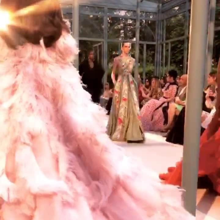 サラ・マッチのインスタグラム：「Pretty in pink 👛 @maisonvalentino  #fashionweek #hautecouture」