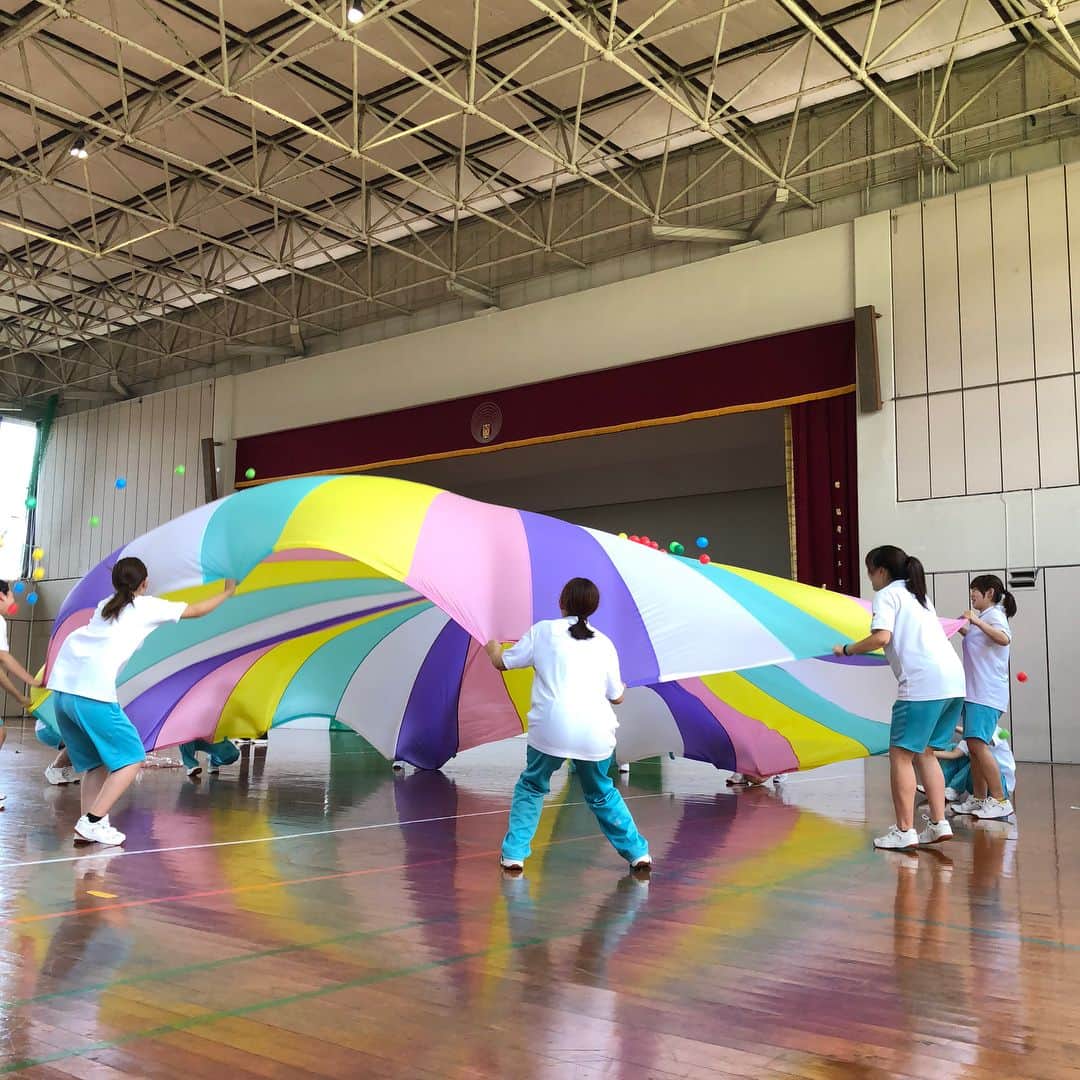 のインスタグラム：「＠子ども学科 7/10、体育館では子ども学科1年生がパラバルーン練習をしていました🌈 . #福岡女子短期大学 #福岡女子短大 #福女短 #パラバルーン #幼児体育 #体育 #遊び #運動好き #fwjc #子ども学科 #幼稚園の先生 #保育士 #幼稚園教諭 #保育士の卵 #元気いっぱい #楽しさ #キラキラ #笑顔 #childcare #playtime #playtheball #enjoy #fun #photography #our_everyday_moments #uniteinmotherhood #japan_photo_now #japan_daytime_view」