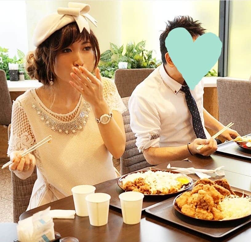 石関友梨のインスタグラム：「3件目は何故か唐揚げ大食いバトルに発展(⁎˃ᴗ˂⁎) #グリフィン稲穂店 #唐揚げ専門店 #鶏笑 #大食いイベント #岐阜の人は手羽先の綺麗な食べ方を知っている #あるある #教えて貰いました😄」