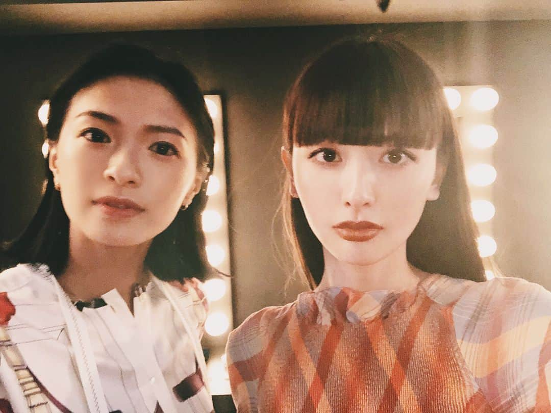 鈴木えみさんのインスタグラム写真 - (鈴木えみInstagram)「エルメスが贈るシネマ体験「彼女と。」 オープニングレセプションに、奈々といっしょに行ってきました。 映画の撮影現場そのものが展覧されており（衣装や小道具はもちろん全てエルメス）、観客参加型のエキシビションです。 展覧会は入場無料で予約制。 本日から7月30日まで国立新美術館で開催されます。 #エルメス彼女と #えみなな」7月11日 10時18分 - emisuzuki_official