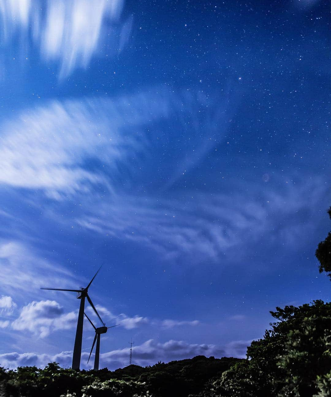 東京電力ホールディングス株式会社さんのインスタグラム写真 - (東京電力ホールディングス株式会社Instagram)「新島 阿土山風力発電所 風車 #阿土山風力発電所 #空好きな人と繋がりたい #発電所 #風力発電所 #東京都 #新島 #風車 #風力発電 #自然エネルギー #発電 #カコソラ #igで繋がる空 #工場萌え #東電 #東京電力 Wind Turbines at Niijima #windpowerstation #naturalenergy #art_of_japan #japan_art_photography #tepco」7月11日 11時36分 - tepco.official