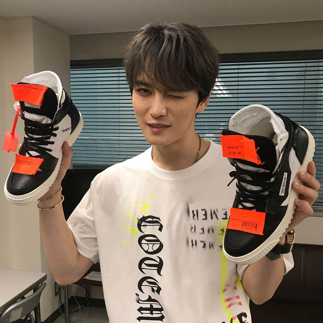 読売テレビ「ダウンタウンDX」さんのインスタグラム写真 - (読売テレビ「ダウンタウンDX」Instagram)「#ジェジュン #韓流スター #スターの靴 #オフホワイト #off-white #11万円 #雑誌でやるようなかっこいいポーズ頂きました #イケメン #ウインク男子 #ナチュラルなウインクに胸を締め付けられる #頭から靴の裏まで綺麗 #スニーカー男子 #재중 #ダウンタウンDX」7月11日 21時13分 - downtowndx