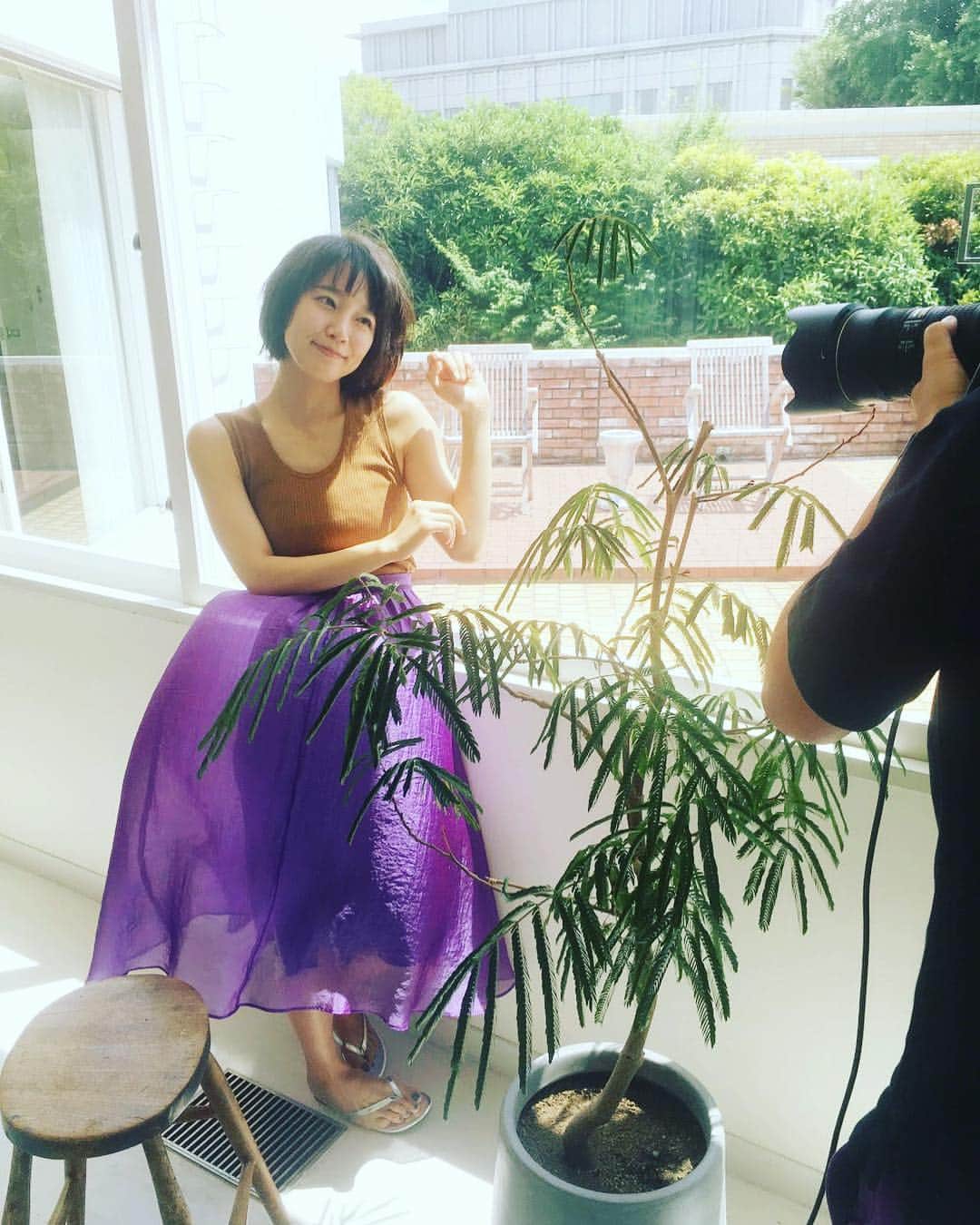 週刊少年マガジンのインスタグラム：「#マガジン 32号の巻頭グラビアに #吉岡里帆 さん登場！ 本誌未公開 #限定 #オフショット  今やテレビで見ない日はないほど。大人気の吉岡里帆さんが半年振りに登場！ 「この夏にやってみたいこと」や、主演ドラマ『健康で文化的な最低限の生活』について語ってくれました！」