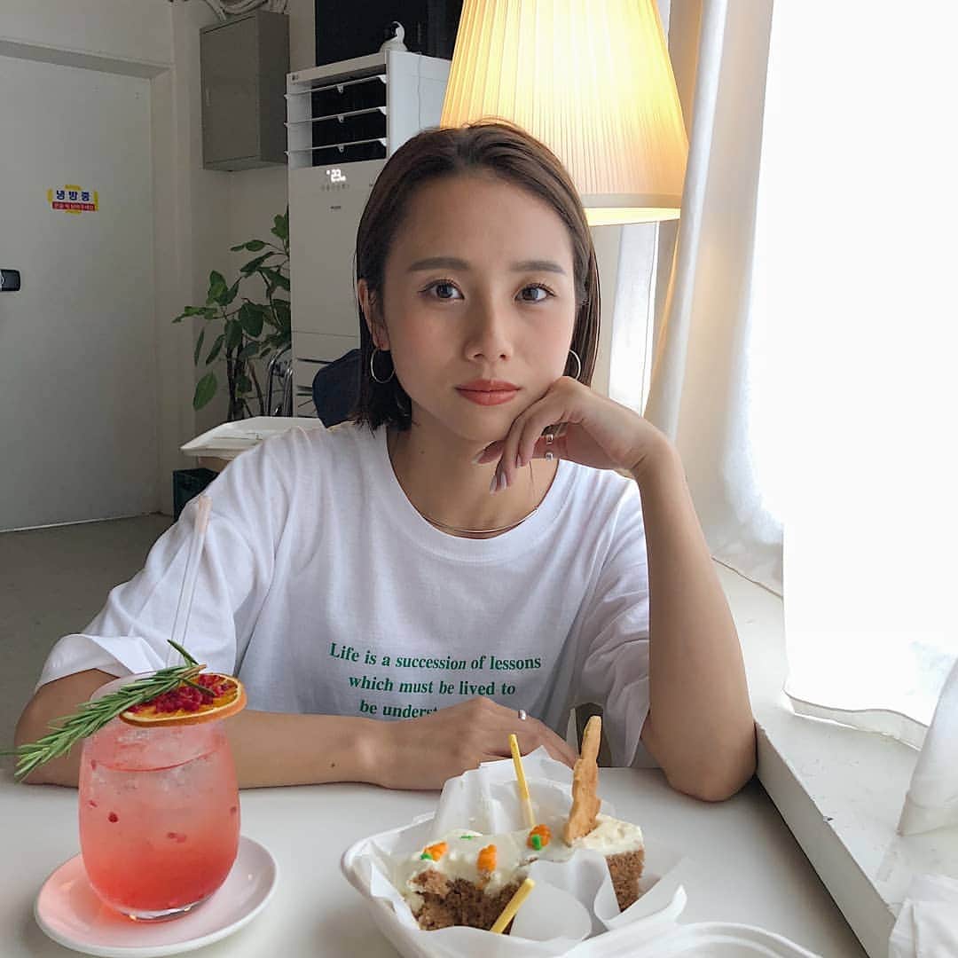 伊原葵さんのインスタグラム写真 - (伊原葵Instagram)「アオイの弾丸韓国♡ 行きたかった🥕カフェ☕ ちょっとかっこつけちゃった。笑」7月11日 22時21分 - aoi186