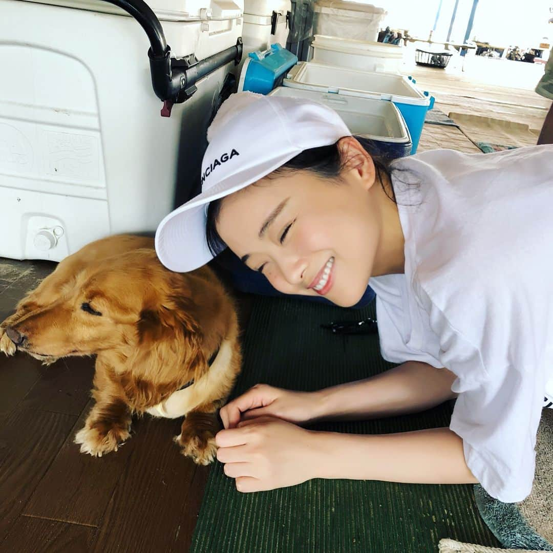 重盛さと美さんのインスタグラム写真 - (重盛さと美Instagram)「ラストショット（笑） 犬にウザがられる。 #志賀島#海の家#看板犬#ナントカちゃん」7月11日 15時18分 - satomi_shigemori