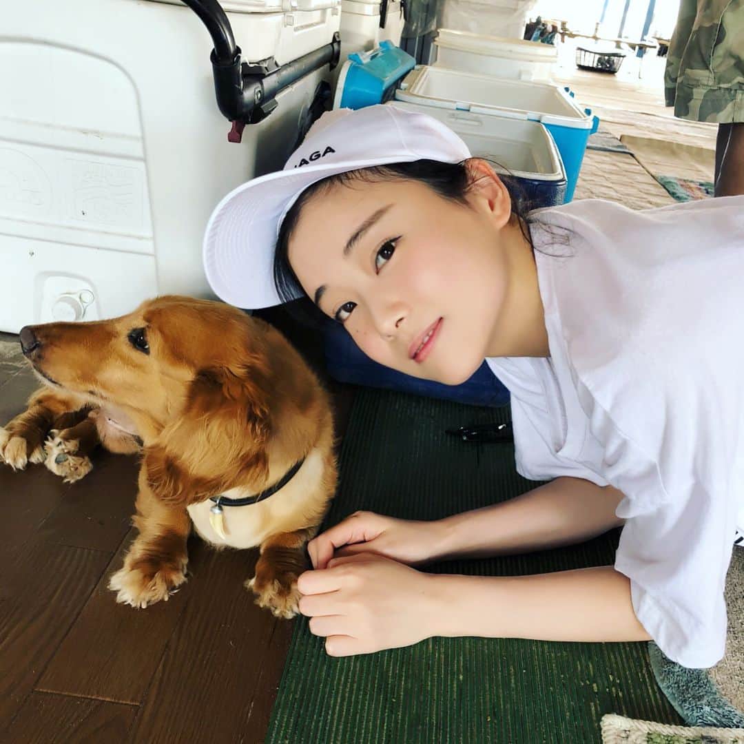 重盛さと美さんのインスタグラム写真 - (重盛さと美Instagram)「ラストショット（笑） 犬にウザがられる。 #志賀島#海の家#看板犬#ナントカちゃん」7月11日 15時18分 - satomi_shigemori
