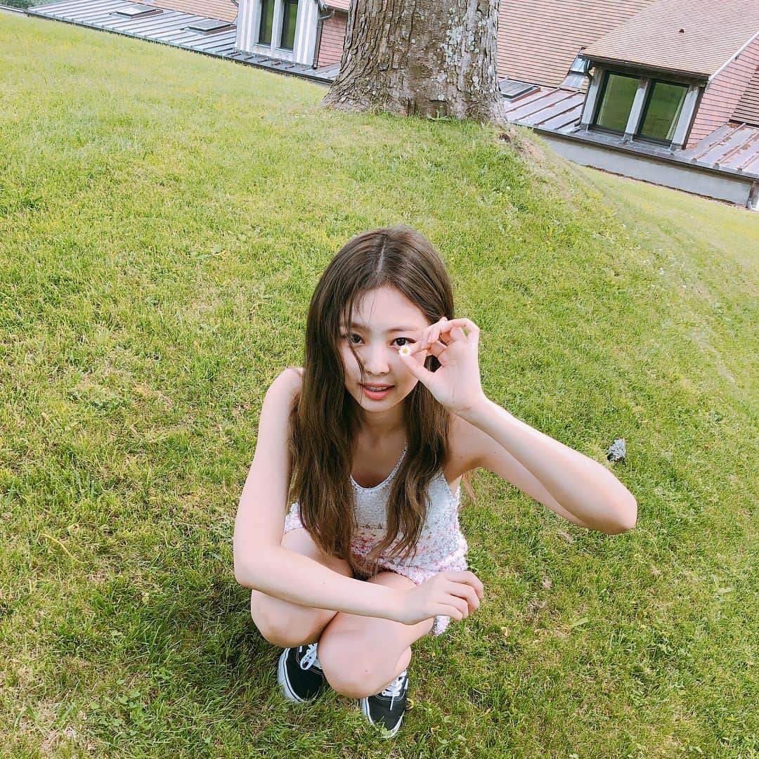 ジェニーさんのインスタグラム写真 - (ジェニーInstagram)「pretty pretty daisy 🌼🌼🌼」7月11日 15時49分 - jennierubyjane