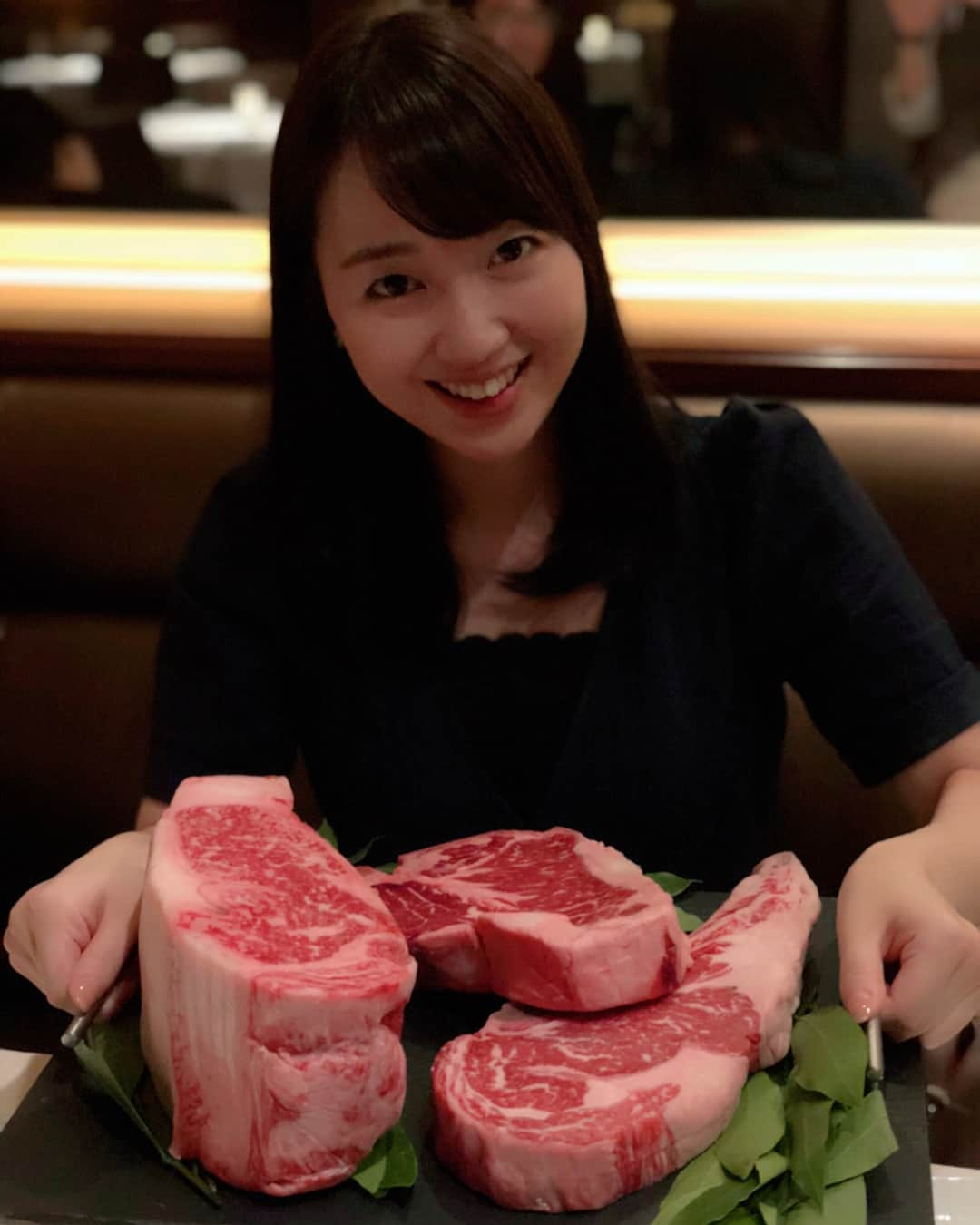 西川あやのさんのインスタグラム写真 - (西川あやのInstagram)「肉の塊と記念撮影してもらいました！ 肉の写真撮らせてもらおうとお願いしたら、ぜひ一緒に！と。 持ち上げているので腕はプルプルしました😇  #家族ごはん #ステーキ #肉 #INTORNO #銀座」7月11日 15時40分 - nishikawaayano