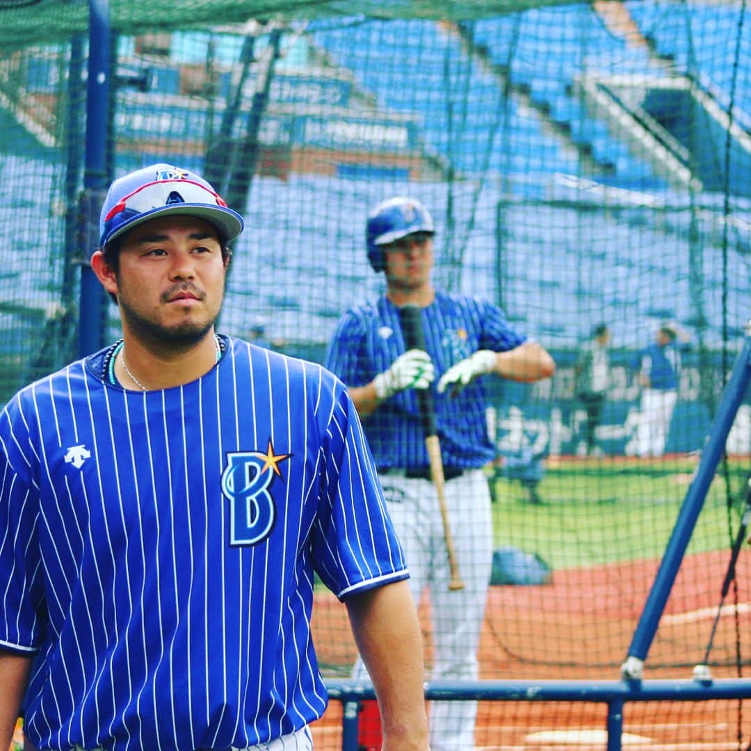 宮崎敏郎のインスタグラム：「【スタッフ】 宮﨑敏郎選手の練習シーンです❗️頼れる主軸の一打に期待しましょう❗️本日も目が離せません✨」