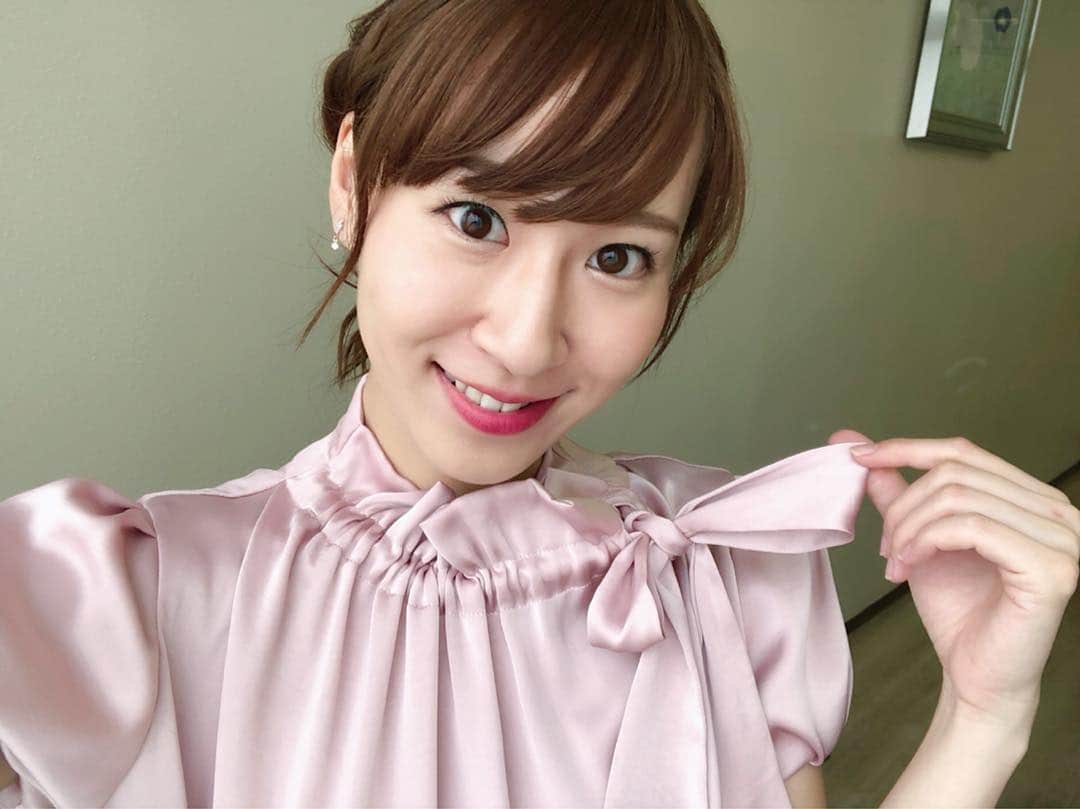 のインスタグラム：「今日は一日TVCM撮影🎥 秋田で事業継承のM＆A事業を始める会社「リライフ」さんの CMです。オフィスや海で撮影してるよ〜！ 全ての衣装は AZAREA CLASSYさん ヘアセットは @voyage__official  さんにお願いしました✨ありがとうございます！  8月頭から県内各局で1年間放送予定です❤️」