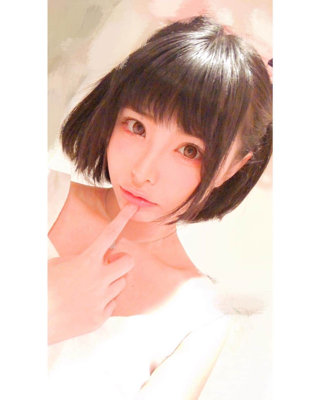 ららぴ（ららぴ ＆ るるぴ）のインスタグラム：「プロフィール変えてみた(´・ω・｀) . どうかなぁ . #ひきこもり生活 #引きこもり #夏  #あつくてとけた #黒髪 #ショートヘア  #伸ばそうかな #インスタわからん  #ららぴ #双子」