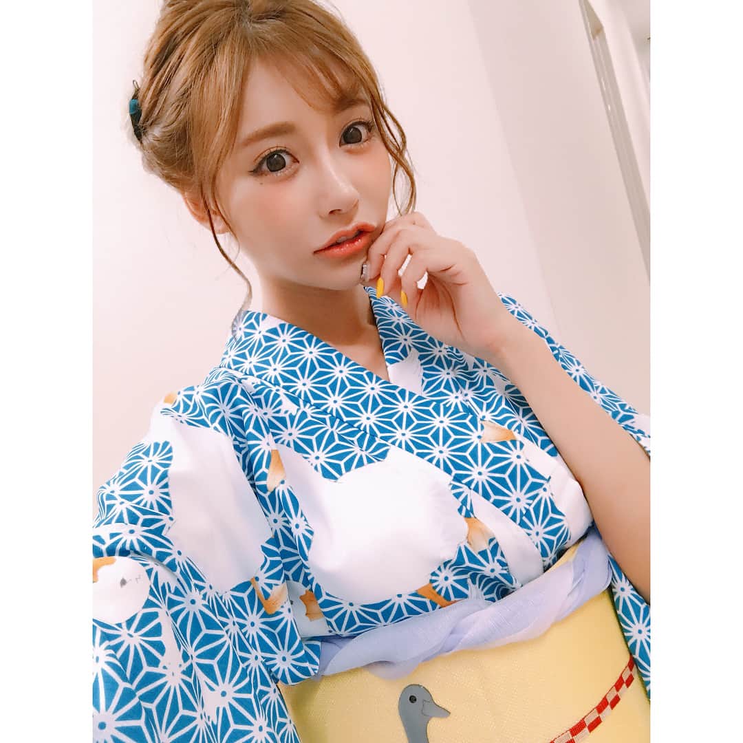 明日花キララのインスタグラム：「チークを黄色とオレンジにして、リップも発色の良いオレンジでまとめてあひるさんメイクしてみました🍊🐤🧡 ネイルも偶然あひるだよー!🦆🦆🦆💎」