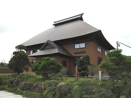 LIFULL HOME'S(ライフルホームズ)公式のインスタグラム：「最強の空手家が住んでいそうなおウチだね～っ！ 屋根がシュイーンってなっていてかっこいいっ！天井の梁も味があっていいねっ！ここで修行するっ！ ＜千葉県山武市本須賀＞  https://www.homes.co.jp/kodate/b-1381930000446/  #ライフルホームズすごいおウチ #ライフルホームズ #LIFULLHOMES #ホームズ #ホームズくん #暮らし #住宅 #間取り #Living #cool #House #bath #instagood #間取り #floorplan #屋根 #Architecture  #天井 #梁 #design #デザイン #建築 #建築 #和風 #古民家 #山武 #千葉」