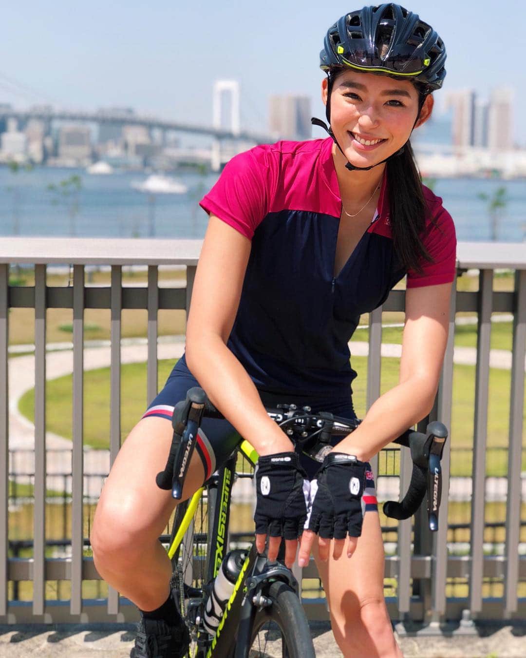 福田萌子さんのインスタグラム写真 - (福田萌子Instagram)「私、 #フラペ女子 です。 フラットペダルだってビンディングだって、走るのが速くたって遅くたって、自転車を楽しむ気持ちは同じ✨ それで良いじゃないか❗️それが良いじゃないか‼️ ・ ロードバイクを始めたくても足が離れないビンディングに恐怖を感じる人もいると思う。フラペでもこれだけ #ロードバイクライフ を楽しんでいる私の姿を見て、気軽に始める人が増えたら嬉しいなっ。 ・ 因みに私はフラペでもヒルクライムはビンディングの人より登れちゃったりします😜先日のアイアンマン70.3もフラペで完走しましたよっ。 型にはまらず自由にスポーツを楽しみましょう🚴‍♀️✨ ・ #roadbike #cycling #cyclist #フラットペダル」7月11日 18時53分 - moekofukuda