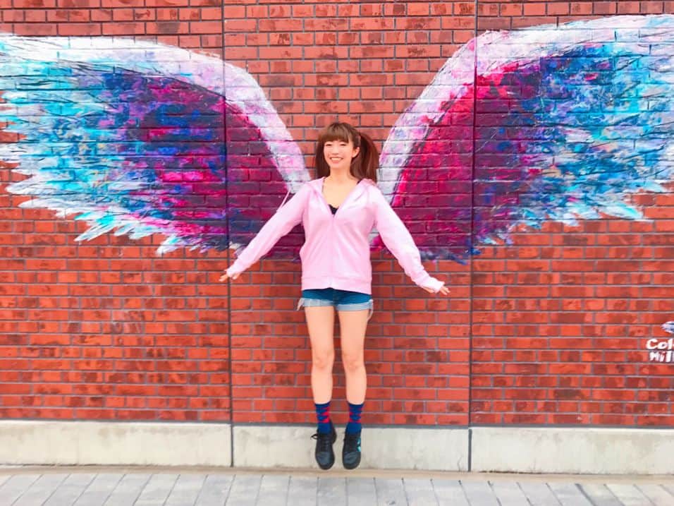 ぱいぱいでか美のインスタグラム：「横丁の会場近くに有名な壁が……！ 翼生えてしまいました。マネージャーさん共々。 ꙳ #横浜赤レンガパーク #羽の壁 ꙳ ジャンプしたらぶれたのかめっちゃ首長く写ってて笑える。 普段からこんくらい首長かったらいいのに！いいのにゅ。 フォトスポット好きだから見つけた時テンションあがりました。笑 壁に羽が描いてあるだけなのにちょっとした列できてたよ！すごいね！ みんなインスタグラマーになりたいんですね。 #俺はインスタグラマーになりてぇ ですよ。 マネージャーの張江さんの写真面白すぎて一生笑っちゃうな。 . 毎月マネージャー張江さんに相槌してもらいながら めちゃくちゃ喋り続けるイベントをやっております。 . 7/19🍙新宿dues 19:30〜 ¥1500+D ご予約はプロフィールのURLからチケットページへお願いします！ でか美のいろんな面を知ってもらえるトークイベントかと……。 是非来てくださーい☻」