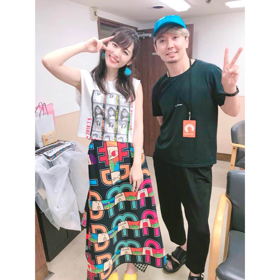 鈴木愛理さんのインスタグラム写真 - (鈴木愛理Instagram)「✴︎ 湘南乃風のSHOCK EYEさん☺️ °C-uteの時からお世話になっていて、ソロになった今でも気にかけてくださって、よく連絡をくださいます。 . 武道館にもわざわざ足を運んでくださって、素敵な差し入れまでいただいちゃいました😭💗 . . あと、昨年の夏に観に行かせていただいた湘南乃風さんのライブDVDとニューアルバムまでいただいちゃいました😭 . . 久々にお会いできて、また運気アップ✊できた気がするので、私もまた頑張ります！！☺️ . ありがとうございました！ #湘南乃風 さん #shockeye さん」7月11日 20時29分 - airisuzuki_official_uf