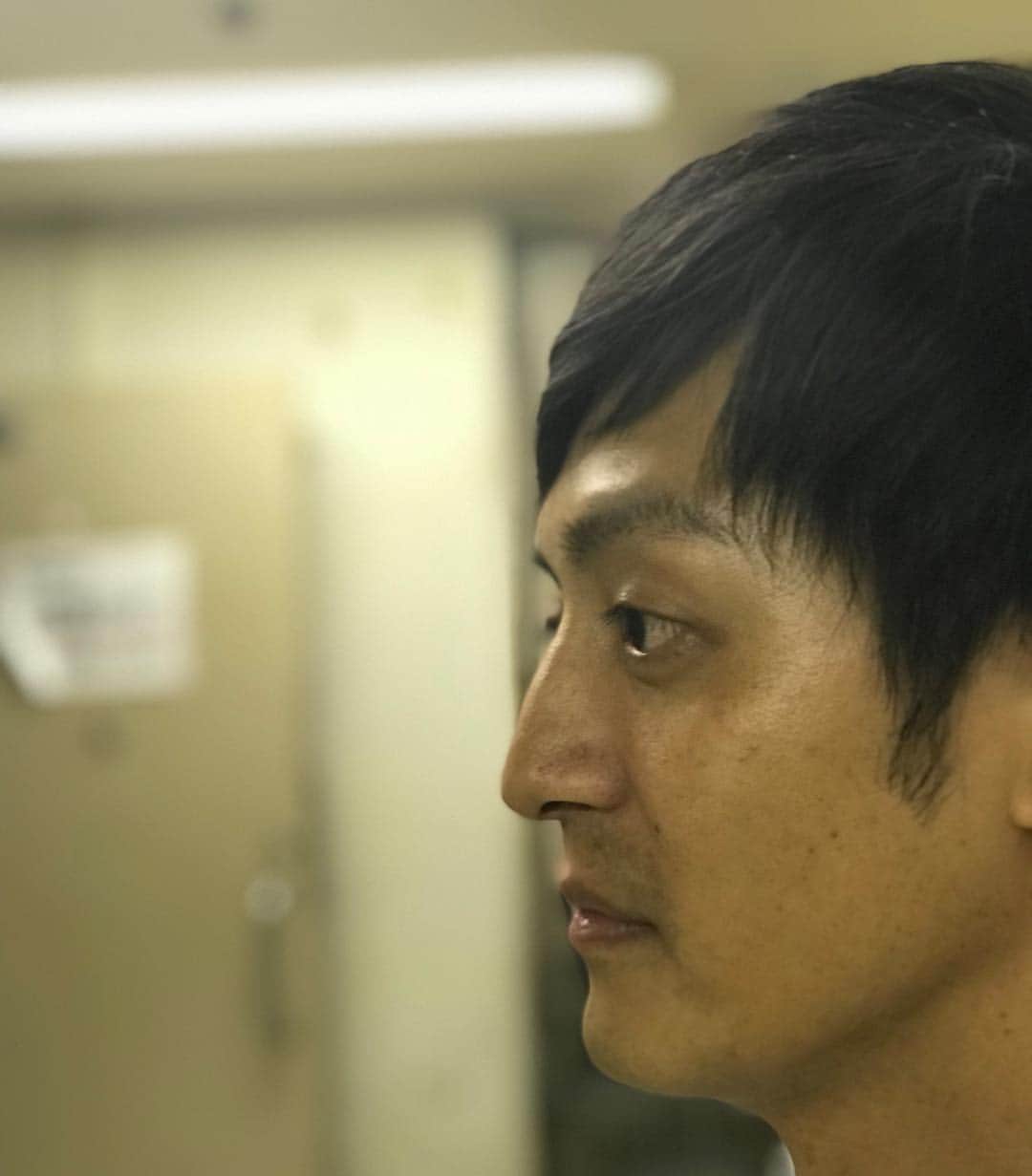 川島明のインスタグラム：「とろサーモン村田君  #コンビニで傘買って外でたら雨止んでた奴 #一人飲みしに入った居酒屋で同窓会を見つけてしまった大学生 #ゲームで自分のキャラつくってる時の鼻の高さ選ぶ画面 #身長測定でうっすらかかと上げてる奴 #お釣りが足りないと言ってるのに無視を決め込んでいるベトナムの土産物屋 #糸通しに描かれてる顔 #おきのどくですがぼうけんのしょ1ばんはきえてしまいましたを見守る顔 #寄生獣に入られてる青年 #沢村一樹さんの若かりし頃の再現Vをつとめる劇団員 #火花を集めて花火を打ち上げた芸人」