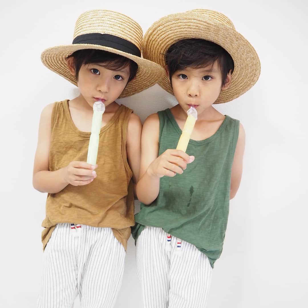ayakoさんのインスタグラム写真 - (ayakoInstagram)「❤︎ 棒アイスが我が家の夏の定番スウィーツ👍 * * 棒アイスですらこぼすからね🤦‍♀️ 夏らしい可愛いパンツ @jumelle422 ❤︎ #fashion#coordinate#ootd#trend#outfit#instafashion#twins#ig_kidsphoto#ig_twins#cutetwinsclub#kids_japan#love#kidsfashion#twinslove#twinsboys#mamagirl#7歳#ママリ#男の子#双子」7月11日 20時47分 - ayaya315