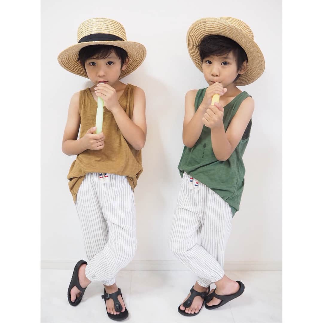 ayakoさんのインスタグラム写真 - (ayakoInstagram)「❤︎ 棒アイスが我が家の夏の定番スウィーツ👍 * * 棒アイスですらこぼすからね🤦‍♀️ 夏らしい可愛いパンツ @jumelle422 ❤︎ #fashion#coordinate#ootd#trend#outfit#instafashion#twins#ig_kidsphoto#ig_twins#cutetwinsclub#kids_japan#love#kidsfashion#twinslove#twinsboys#mamagirl#7歳#ママリ#男の子#双子」7月11日 20時47分 - ayaya315