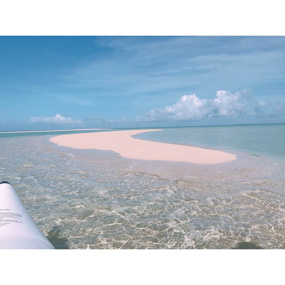 山内鈴蘭さんのインスタグラム写真 - (山内鈴蘭Instagram)「👙🏝🐳 宮古島オフショット 第2弾💗💗💗 私ね、本当に海大好きなんだ！ 私の知らない世界が ブワァァァ😍と広がってて！ どこまでも続く海を見てると 自分の悩んでる事が ちっぽけに感じるの😊♥️ 宮古島の海、お魚もサンゴ礁も 透明さも青さもとても綺麗。 言葉では表せれないこの感情が とても好き☺️✨ #miyakojima  #sea  #ユニの浜 #水着 #lillilly  #enjoy  テレビ東京系列6局ネット 地上波放送 「常夏の宮古島満喫！〜王道&穴場教えちゃいます！〜」 7月16日 お昼12時から放送！ みてねん！みてねん😘😘😘」7月11日 21時07分 - xxsuzuranxx