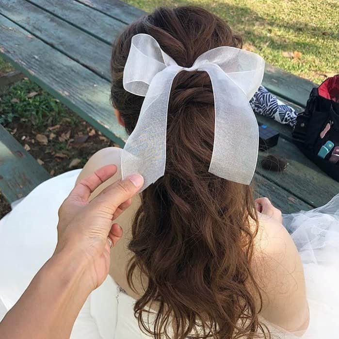 プレ花嫁の結婚式準備サイト Marry マリー さんのインスタグラム写真 プレ花嫁の結婚式準備サイト Marry マリー Instagram 高めの ポニーテール に オフホワイトの太めの チュールリボン を結んだ ブライダルヘア が王道可愛い 髪の毛の毛