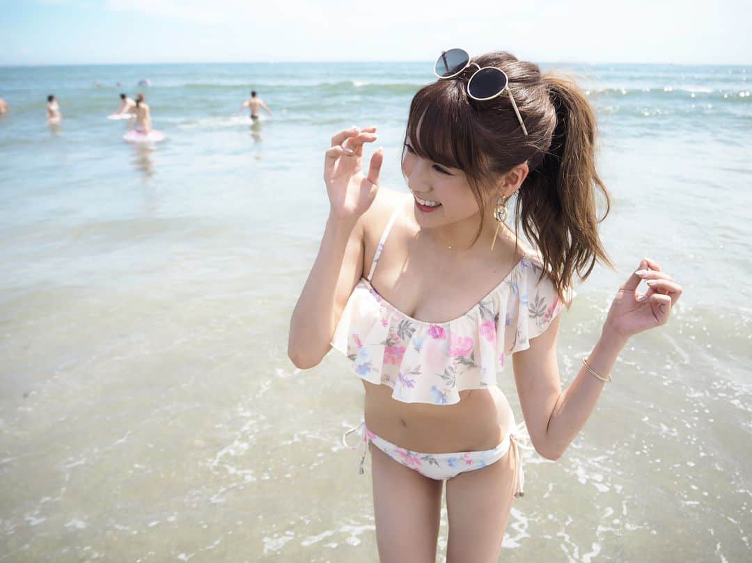 志田友美（ゆうみん）のインスタグラム：「海行くと何も考えないでいれるから幸せだよね〜😚♡って思いながら海いたら何も無いとこで砂浜にてコケて膝やられました😱😱ほんとドジ🙃 たくさん撮りすぎたから載せるね♥️ #summer #summertime #summer2018 #sea #beach #sunbeach #beachgirl #kanagawa #instasummer」