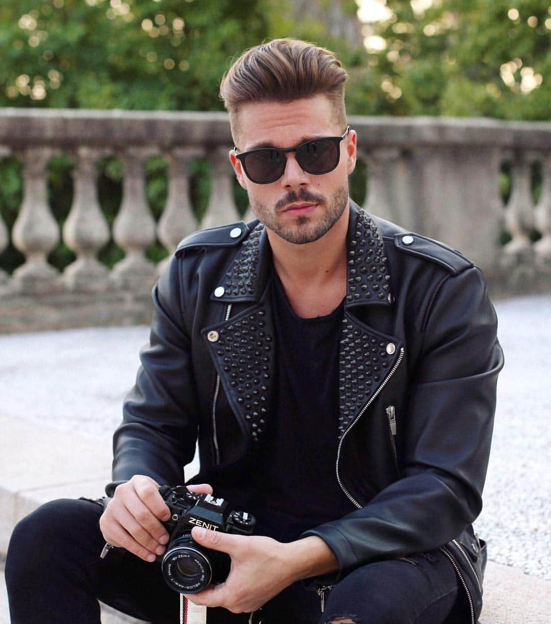 Stefano Trattoのインスタグラム：「Hi 👋! Have a nice evening guys! #totalblack #look #zoom  #mensfashion 👉 @mensfashions」