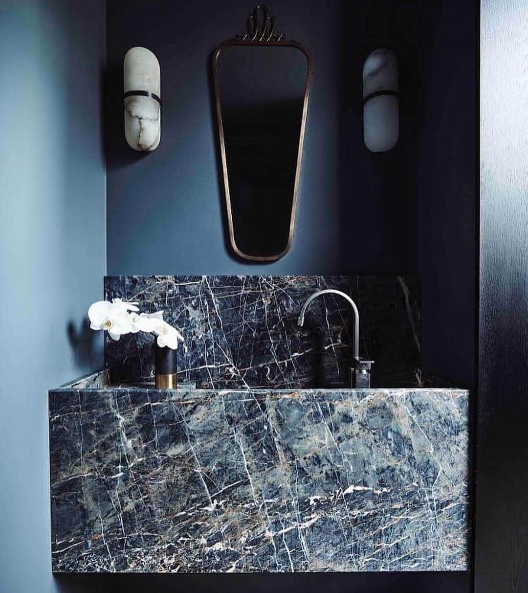 Roxy Sowlaty Interiorsのインスタグラム：「Loving this moody powder room!!! Need this stone in my life 💙💙」