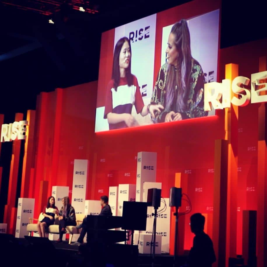 ジェナ・マーブルズのインスタグラム：「This week in Hong Kong has been so wonderful culturally, professionally and personally. I am so honored to have had the opportunity to speak at @riseconfhq with @msyeah @uptin and add to the conversations about social media. MsYeah (if you didn’t know) is a very popular Chinese youtuber and meeting her was so beyond wonderful, hearing her thoughts and experiences that were similar to mine made me feel so connected to her, she’s so charming and eloquent and smart she actually stole my whole heart. (She has a pet pig like are you kidding we would be best friends if we lived anywhere near each other). Thank you so much @riseconfhq for inviting me to have this experience and opportunity and for deeming me worthy of having anything valuable to say, and thank you all of Hong Kong in general for being one of the most impossibly beautiful cities I’ve ever seen with really friendly people who have helped us have a wonderful stay here even though it’s literally a million degrees and more humid than I thought was possible on this planet. Other than that though, what a wonderful experience. I couldn’t say thank you enough.」