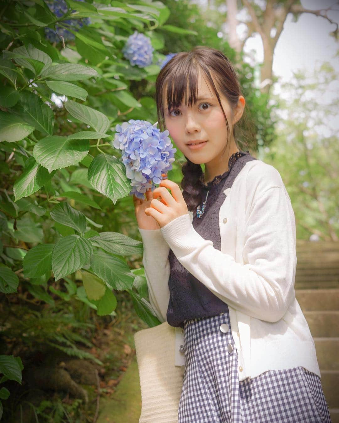 のインスタグラム：「、 、 、 こんな炎天下でも 紫陽花咲いてる 、 、 、 #東京カメラ部  #ファインダー越しのわたしの世界  #ファインダー越シノ私ノ世界 #カメラ好きな人と繋がりたい  #カメラマンさんと繋がりたい  #写真好きな人と繋がりたい  #写真撮ってる人と繋がりたい  #撮影会モデル #撮影モデル  #womanphotograph  #womanphoto  #girlportrait  #cameraman  #photoshoot  #photographer  #asianbeauty  #asianmodel  #japanesegirl  #japanesewoman #グラビア#グラビアアイドル#グラビア撮影#japanesebeauty #canon #instagood #紫陽花#妙法寺#鎌倉さんぽ #鎌倉観光 #鎌倉」