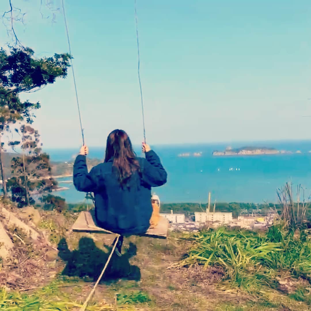 ジモフルのインスタグラム：「空と海に向かって漕ぐ、天空のブランコ  #ジモフル #jimoful #宮崎県 #日南市 #ブランコ #空が好き #海が好き #インスタスポット #写真が好きな人と繋がりたい #japan #japantrip #miyazaki #nichinan #swing #instagood #bluesea #beautifulsky」
