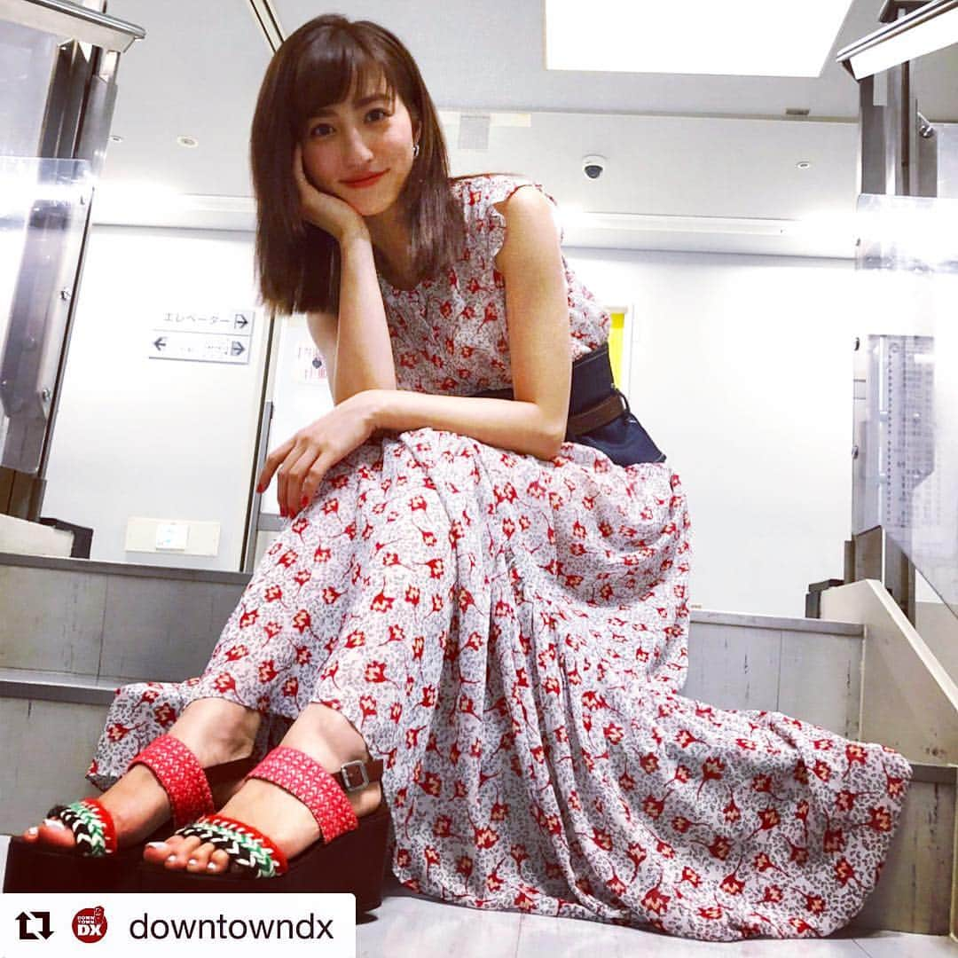 堀田茜さんのインスタグラム写真 - (堀田茜Instagram)「ダウンタウンDX今夜☺️❤️ ありがとうございます！🙇🏼‍♀️ #Repost @downtowndx with @get_repost ・・・ #堀田茜 #スターの靴 #サンダル #castaner_japan #ワンピース #tommyhilfiger #ピアス #imac_jewelry #超かわいい #超小顔 #プリンセススマイル #サンダル撮りたいって言ったら #階段に座っただけなのに #こんなかわいいポージング！ #ちょこん #という効果音が似合う #これぞトップモデル #マジ天使 #ふんわり美人 #褒め言葉が止まらない #好きです #ダウンタウンDX」7月12日 11時23分 - akanehotta