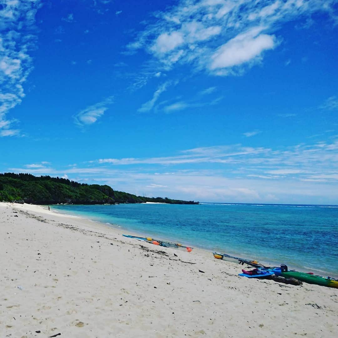 あゆむさんのインスタグラム写真 - (あゆむInstagram)「あーーーーー 海に戻りたい。  ちなみに助手席座ってるけど SUPツアーの移動車(満員だったの！)だから 安心してくれAym_Army諸君。笑  #沖縄 #okikanwa #本部町備瀬  #備瀬マリンレジャー #海 #レースクイーン #ラウンドガール」7月12日 11時54分 - aym_lml