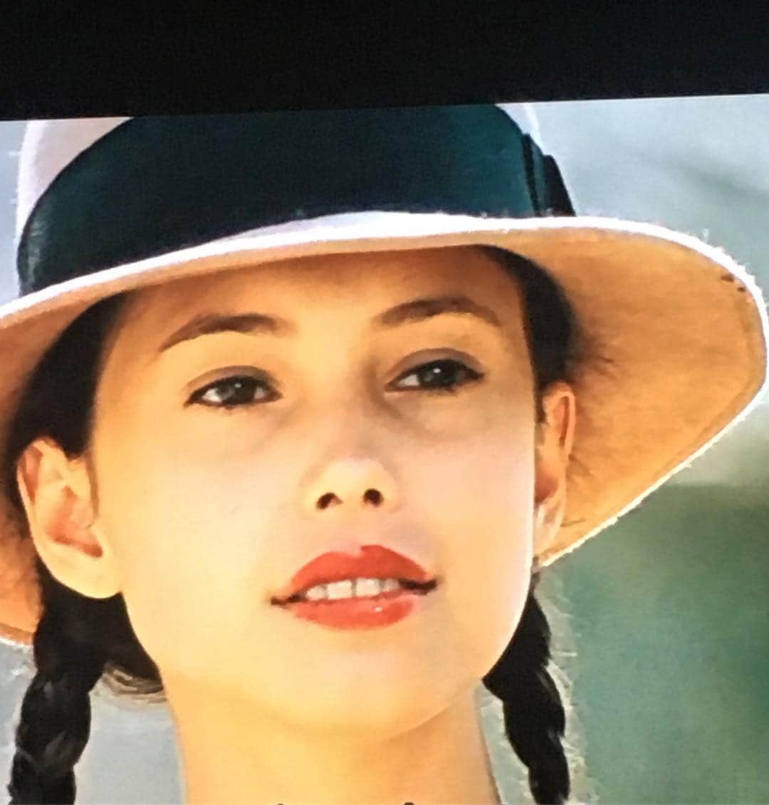 風間ゆみえのインスタグラム：「昨晩は病み上がり、何か覚醒して全く眠れず頭を切り替えたくて観たラマン、いつみてもメンズハットの下のジェーンマーチのくちびるがたまらなく好き、くたびれた靴があんなにも魅惑的なのにため息が出ちゃう。その靴に魅せられてロンドンで購入したエマホープのラインストーンが飾られた靴を思い出した、湿度の高い夏の夕暮れにあの靴を履いて出かけたくなった。 #ladyinred」