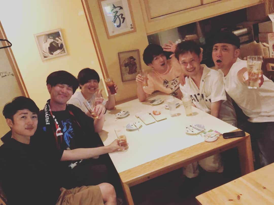 川口徹道さんのインスタグラム写真 - (川口徹道Instagram)「段々集まった #ミュージシャン 4名 と #芸人 2名  世間話から刺激ある話しまで皆んなで喋る喋る。  最高の時間🍻 #蔦谷好位置 さん #フジファブリック金澤ダイスケ さん #official髭男dism #藤原聡 くん #楢崎誠 くん #グランジ遠山 さん #スクールオブロック #てつみち #よしもと #お笑い #スカブラ  遠山さんは終始ご機嫌でした😛」7月12日 13時52分 - tetsumichi0609