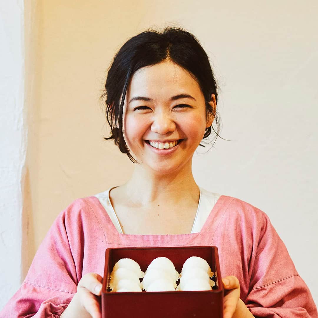 のインスタグラム：「. 【インタビュー】vol.86 御食事ゆにわ・ちこさん 人生を変えた"塩むすび"で、食べる人の心にぬくもりのバトンを . ─────────────────── キナリノアプリでは素敵な情報とアイテムを、毎日お届けします。 →ダウンロードはプロフィールリンクから ─────────────────── . ▶︎こちらの記事はキナリノアプリのトップページで掲載中です。 . ごはんというのは不思議なもので、「誰かのために」と作り手の想いが込もったものには、とたんに特別な美味しさが宿ります。 作ること・食べることの大切さをあらためて示してくれる、そんなお食事処が大阪府にある「御食事ゆにわ」。 店長のちこさんは、かつて自らが"塩むすび"に救われた経験から、ごはんの大切さに目覚めました。 食べる人の心にぽっと温かなものを宿す料理を提供したいと、日々、真摯に食材と向き合い、丁寧に慈しむように料理を作ります。 . 読み応えのある内容となっておりますので是非ご覧ください。 https://kinarino.jp/cat4/31397 . #御食事ゆにわ #ゆにわ #ごはん #お米 #土鍋ごはん #土鍋 #おむすび #大阪 #rice #omusubi #japanesefood #osaka #丁寧な暮らし #暮らし #キナリノ」