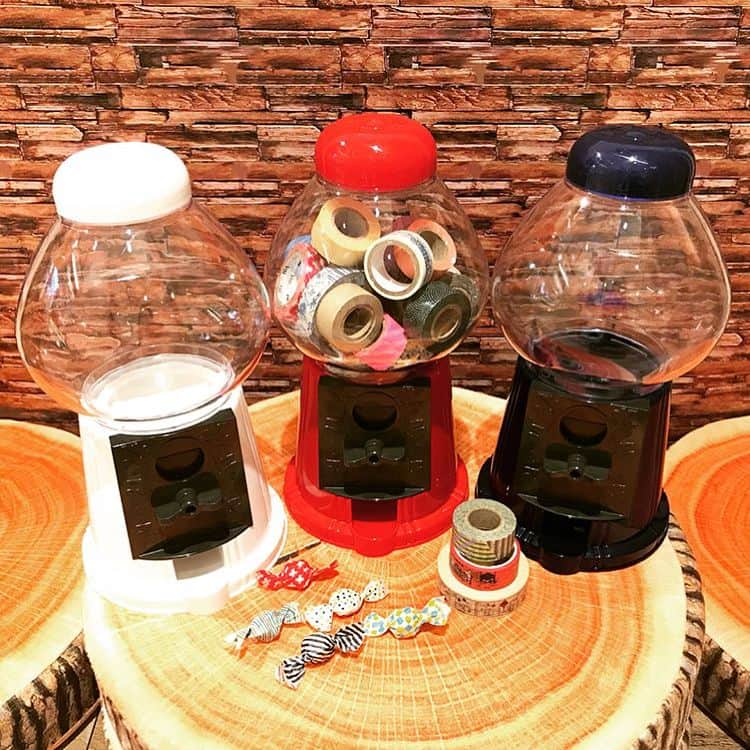 salut!さんのインスタグラム写真 - (salut!Instagram)「・・・ 🍬キャンディポット風キャニスター🍬 ・ 以前人気だったキャンディポットが再入荷致しました💫 飴やマスキングテープの収納ができます😋🍬 ガチャガチャみたいに小銭が入るので 貯金箱としてもお使いいただけます！（500円不可） ・ キャンディポット風キャニスター ¥1000＋tax ⚠︎こちらの商品はインテリア性を重視した製品のため、食品検査を受けておりませんので、直接食品を入れてのご使用はご遠慮下さい。 また 完全密封ではありませんので 食品を入れて使用の際は、密封された袋に入れた状態でお使い下さい。 ・ . ※店舗により在庫状況や、お取り扱いのない商品もございます。 お気軽にお近くの店舗へお問い合わせくださいませ。 . .  @salut_utsunomiya.yumeno .  #salut#サリュ#インテリア#まいにちインテリア#キャンディポット#キャンディーポット#ディスペンサー#お菓子#キャンディ#マステ#マステ収納#マスキングテープ#貯金箱#カラフル#子供部屋#雑貨#雑貨屋#kids#kidsroom」7月12日 14時34分 - salut_shop